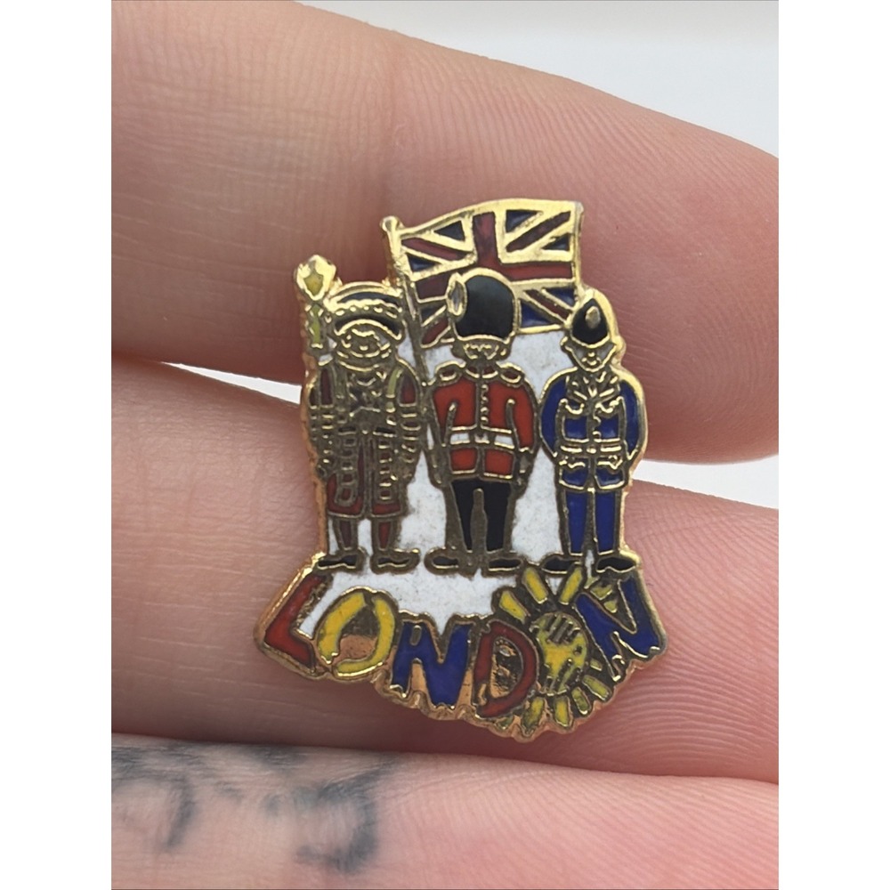 London England King Soldier Cop Union Jack Flag Lapel Hat Pin